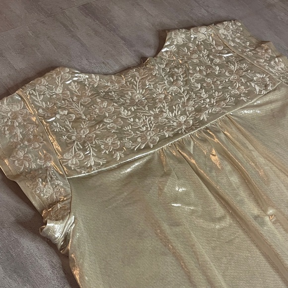 Savanna Jane- Shimmery Gold Floral Top with embroidery-size Large - Picture 7 of 12
